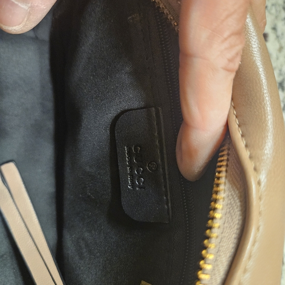 Elegant GG Tan Chevron Crossbody Bag with Gold Accents - Picture 4 of 4